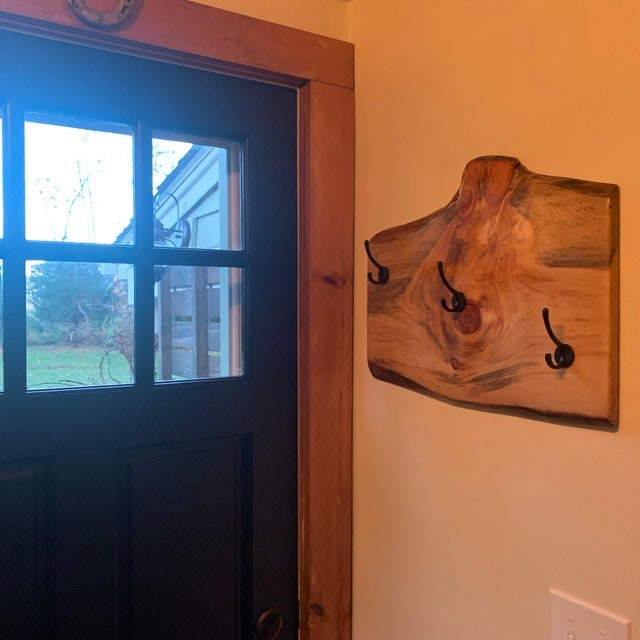 Live Edge Wooden Coat Rack: Rustic Wall Mounted Entryway Shelf & Key Holder
