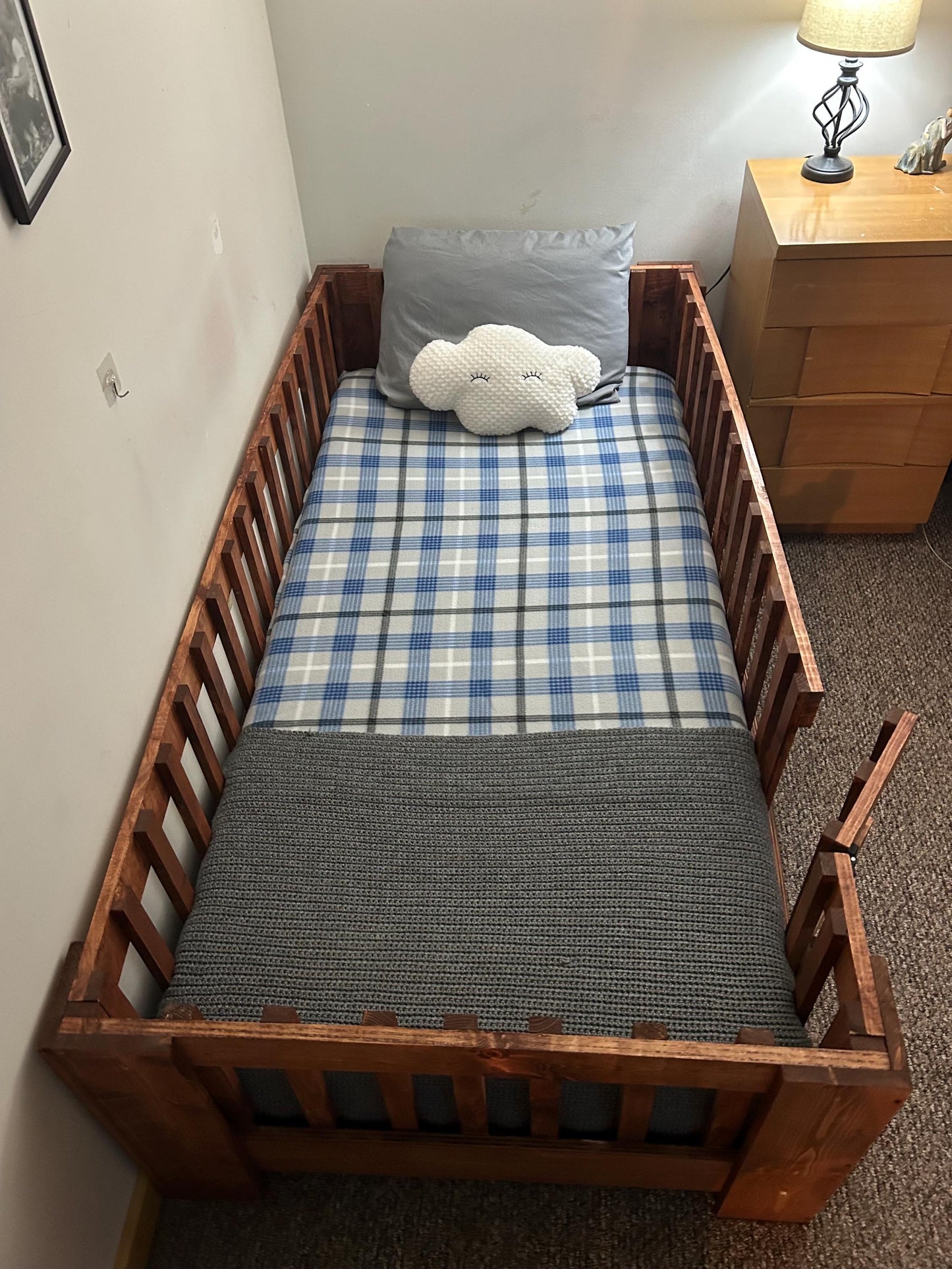 Handmade Wooden Toddler Bed: Sustainable Kids Guardrail Bed