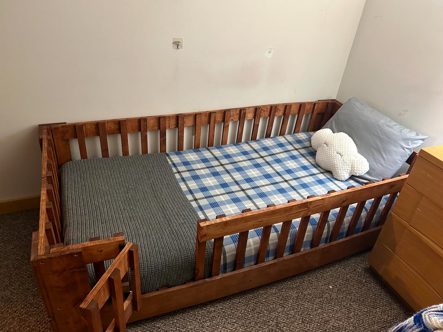 Handmade Wooden Toddler Bed: Sustainable Kids Guardrail Bed