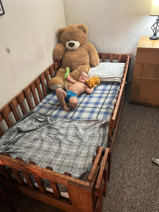 Handmade Wooden Toddler Bed: Sustainable Kids Guardrail Bed