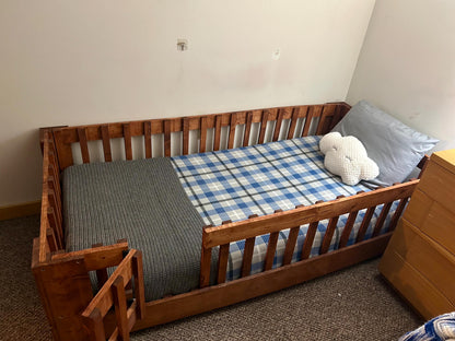 Handmade Wooden Toddler Bed: Sustainable Kids Guardrail Bed